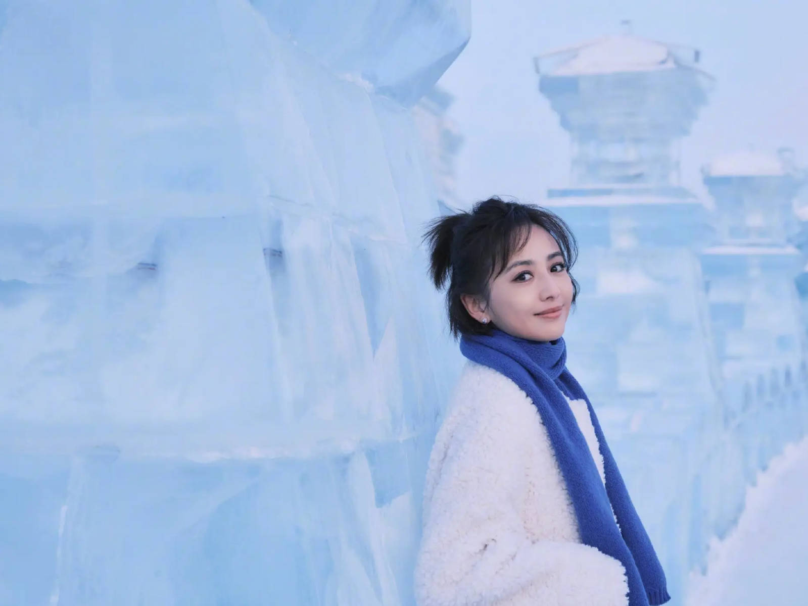 佟丽娅一袭白衣搭配蓝色围巾,初恋感十足.1/10