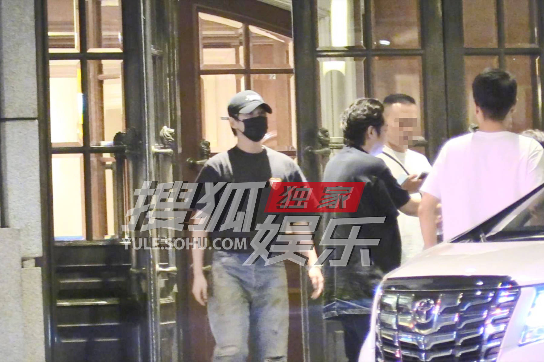 独家:杨洋和经纪人参加饭局 与朋友拥抱后道别