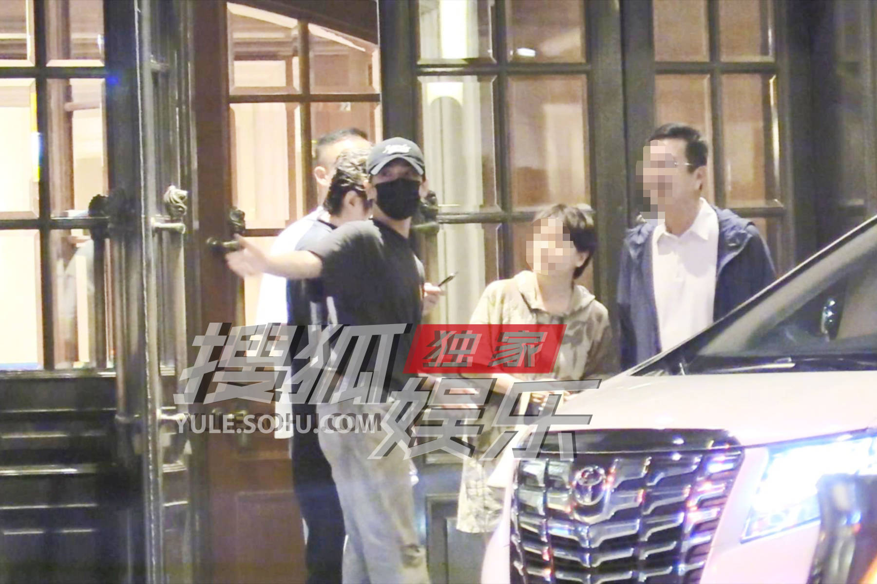 独家:杨洋和经纪人参加饭局 与朋友拥抱后道别