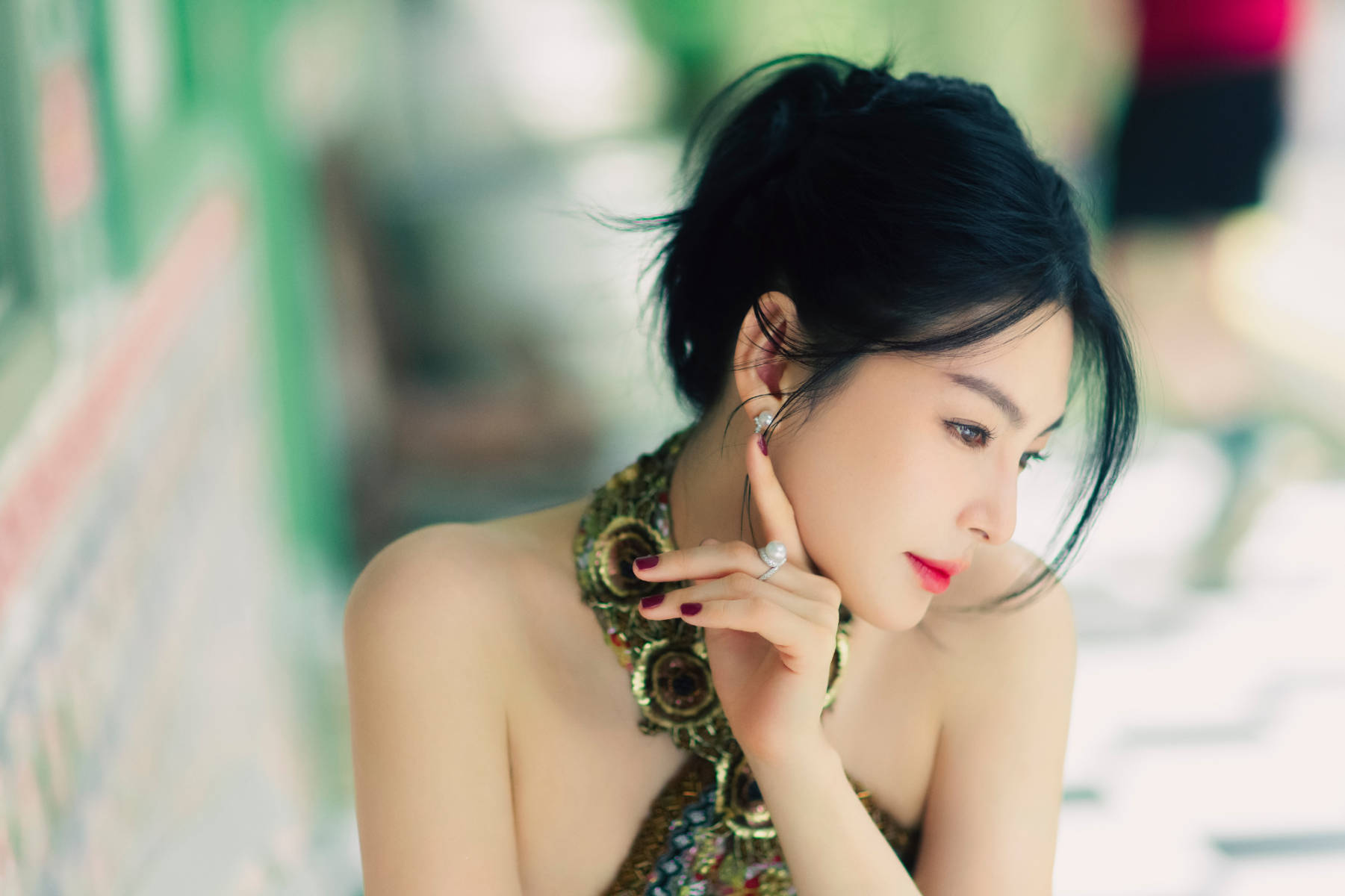 张雨绮穿碎花吊带裙秀肩颈 搭配盘发耳坠美艳撩人-搜狐大视野-搜狐