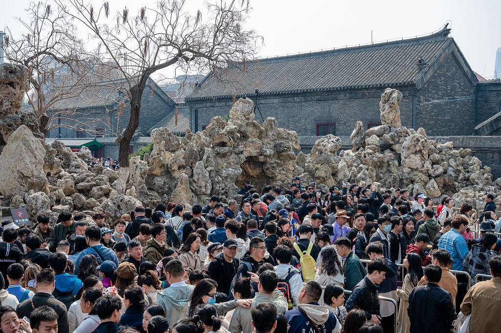 北京清明节游客多图片