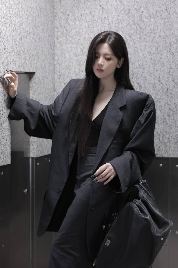 杨超越西装时尚秀 勾丝人咯