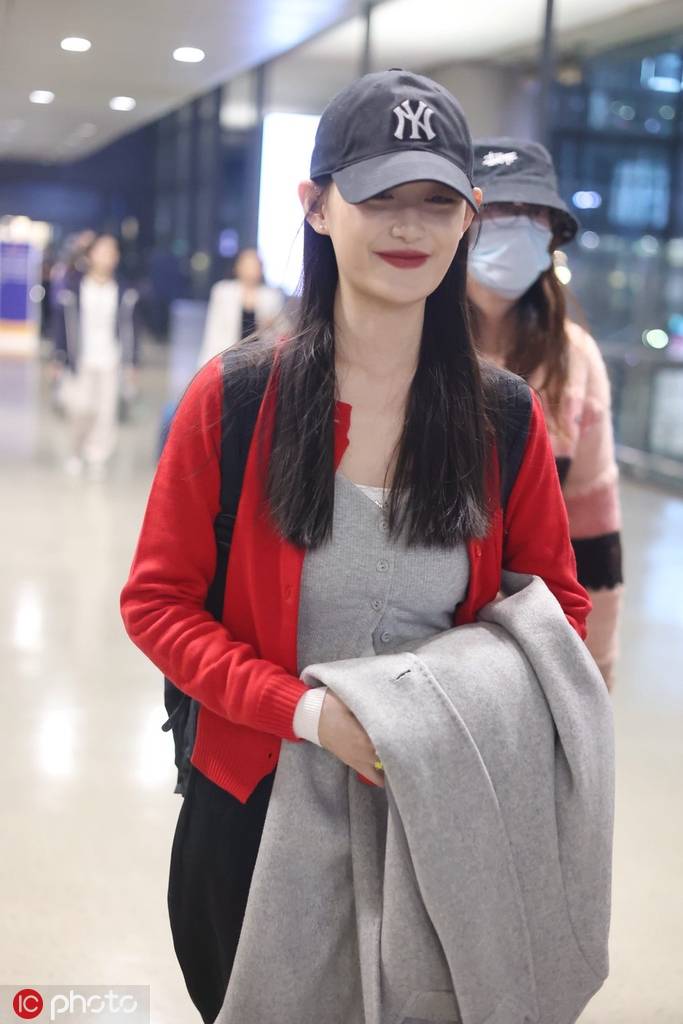 蒋依依上海机场 红色针织开衫搭配棒球帽时尚亮眼