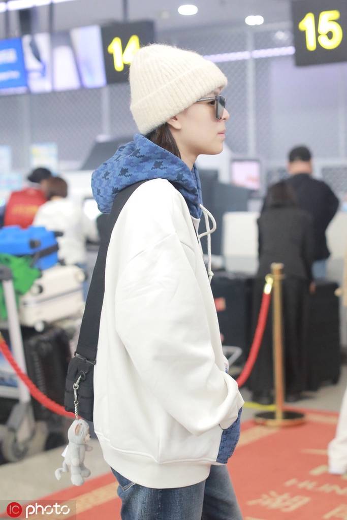 sunnee杨芸晴现身长沙机场