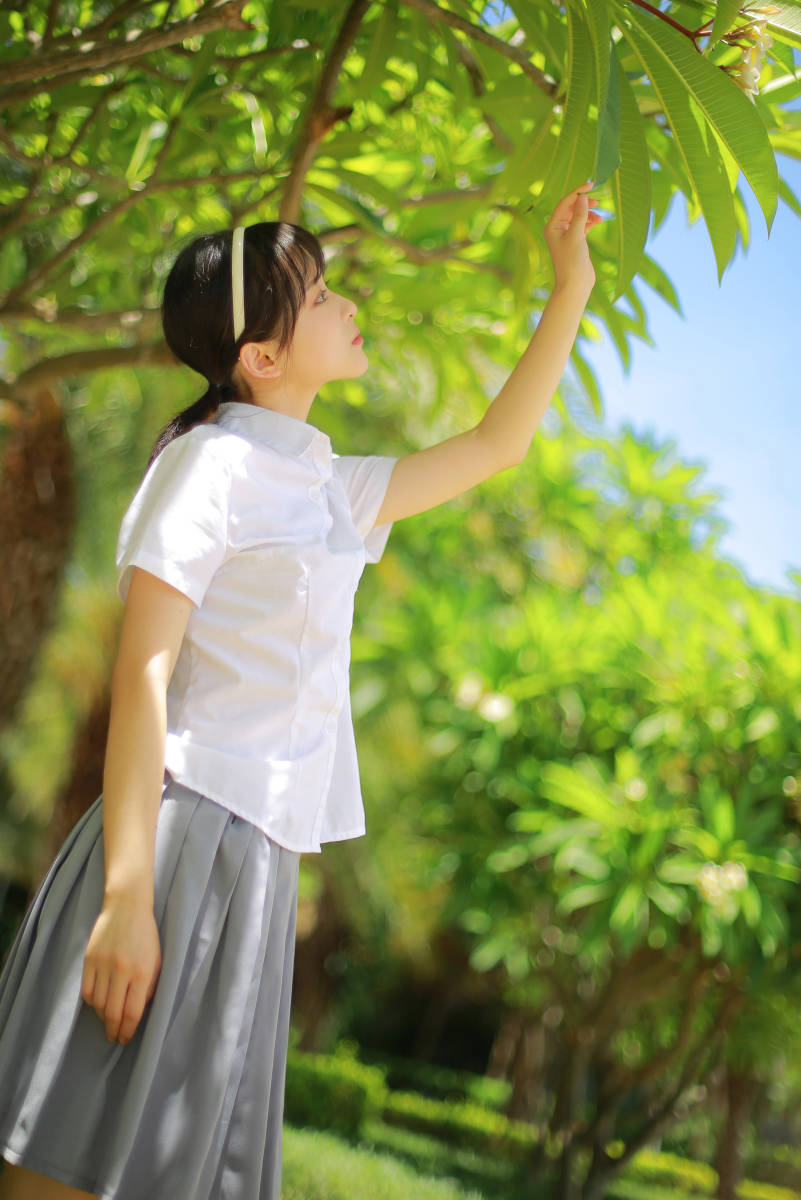 女神户外写真 白衬衫灰裙