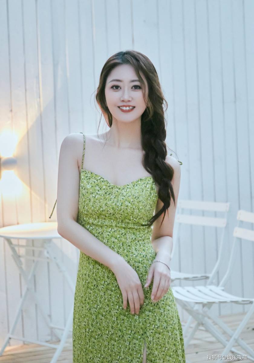 刘芊螢一袭绿色印花吊带连衣裙写真甜美气质优雅