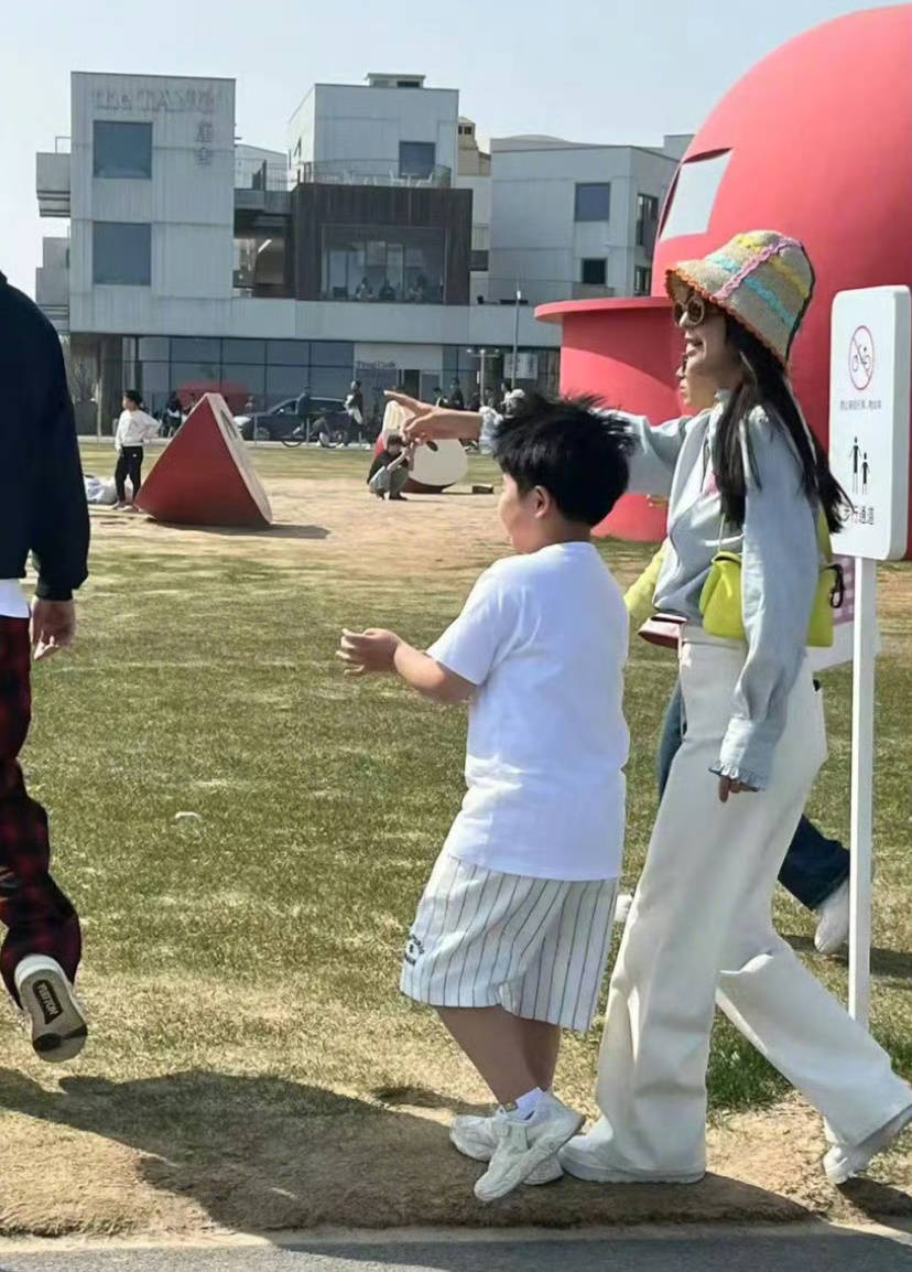 佟丽娅带儿子在阿那亚度假8岁朵朵背影圆润可爱