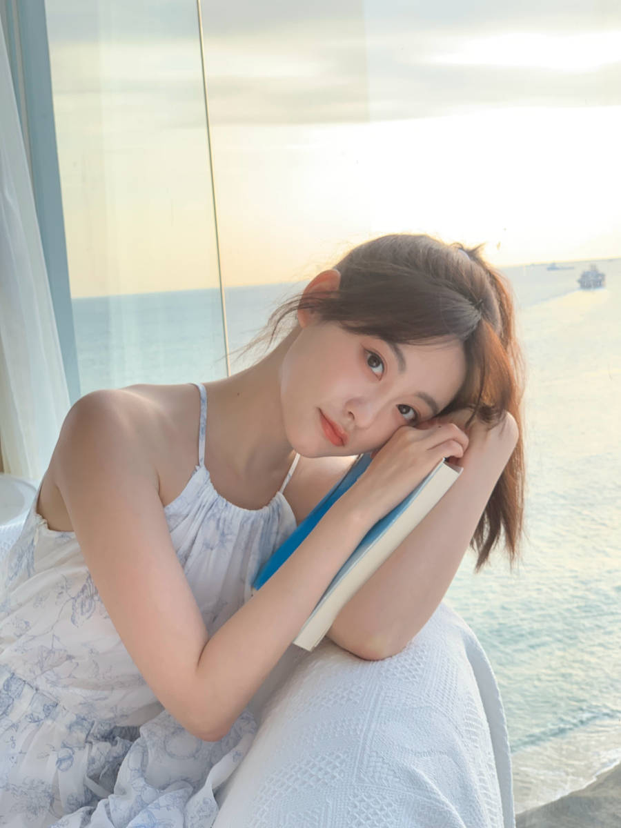 祝绪丹分享海边随拍一袭白裙清纯甜美