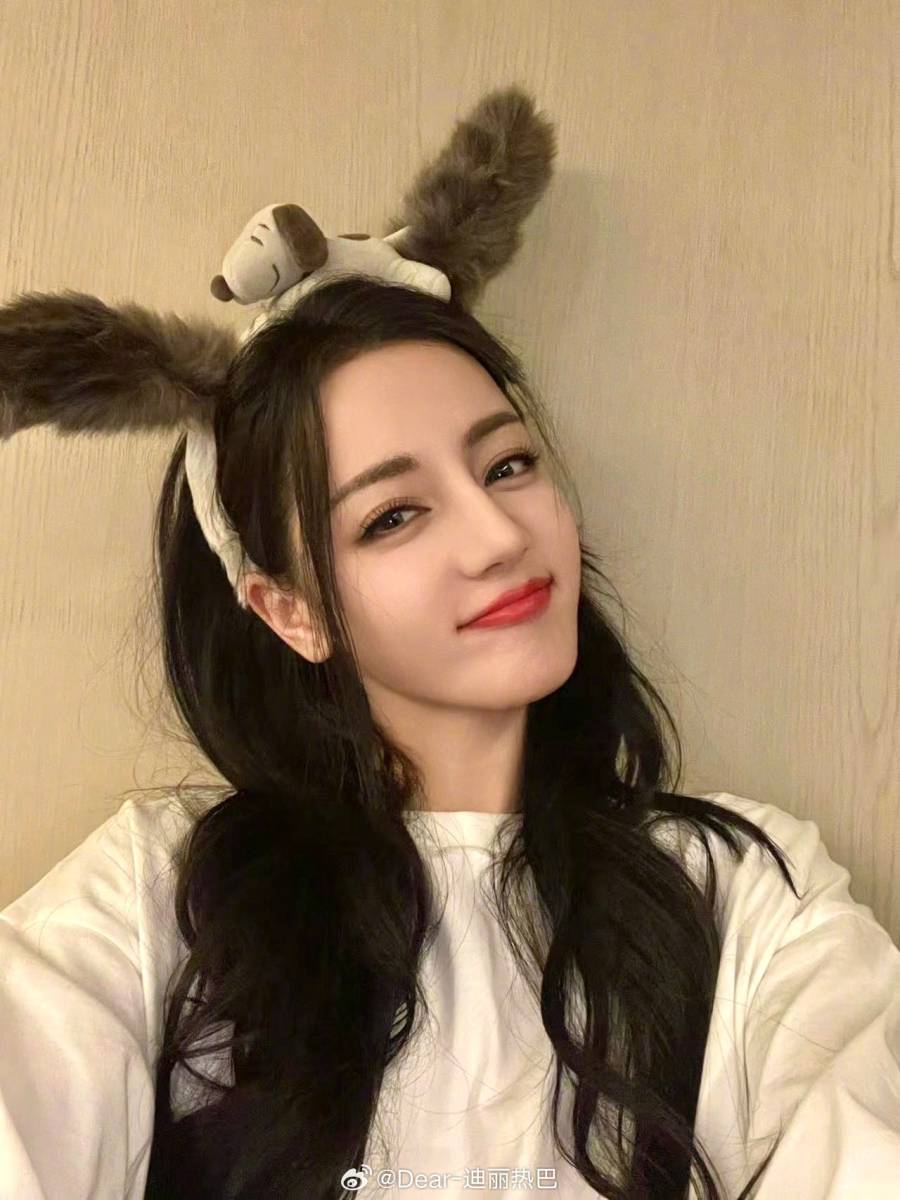迪丽热巴戴小狗发箍自拍画猫咪眼线俏皮有魅力
