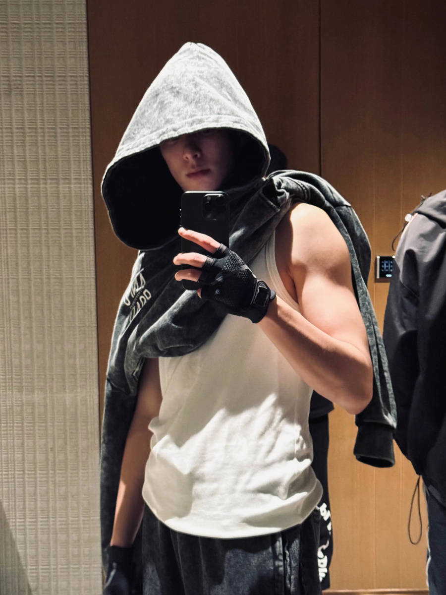 王鹤棣对镜自拍晒肌肉 线条超明显荷尔蒙指数拉满-搜狐大视野-搜狐新