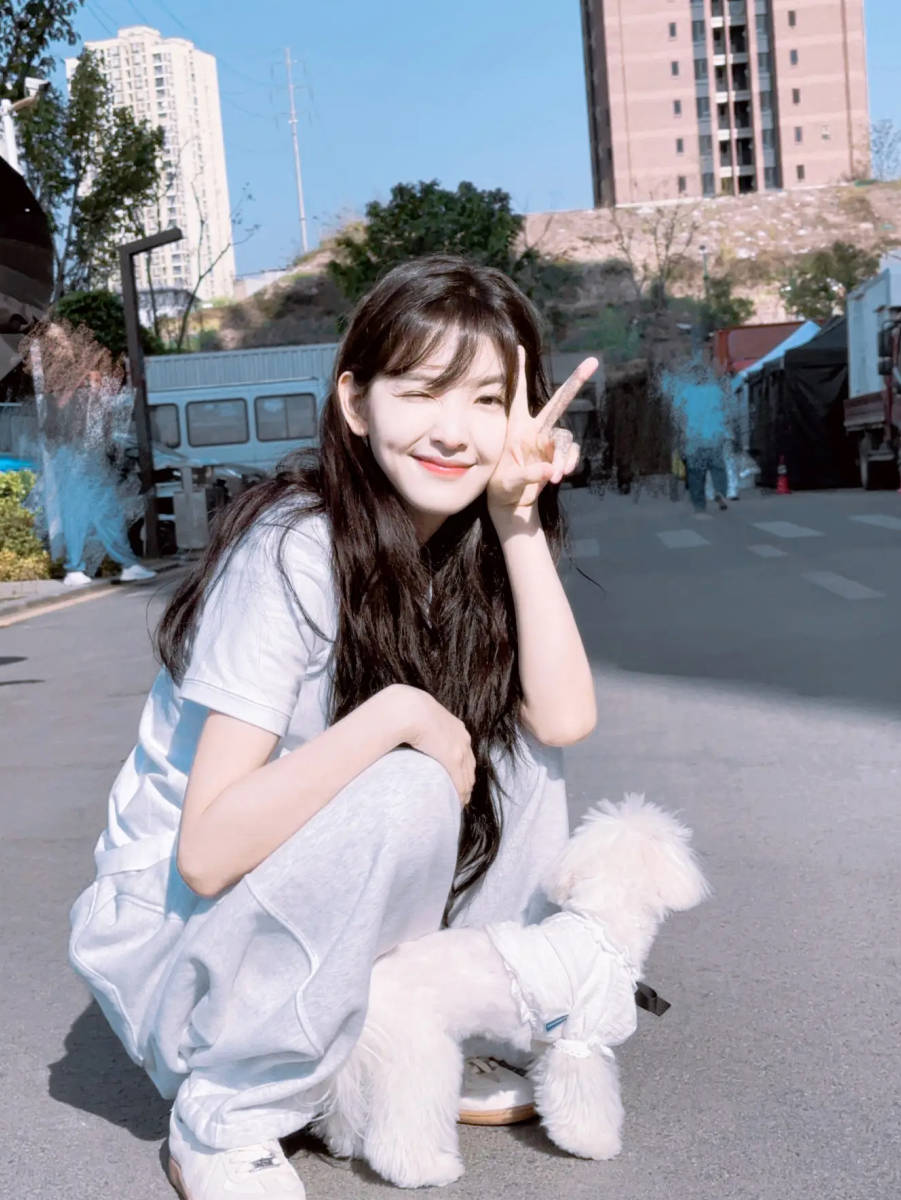 章若楠穿简单白t长发飘飘与小狗互动笑容甜美