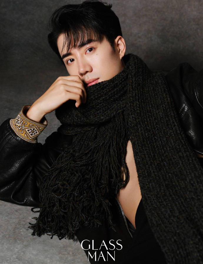 十个勤天穿黑色西装男人味十足 线条凌厉肩宽腿长