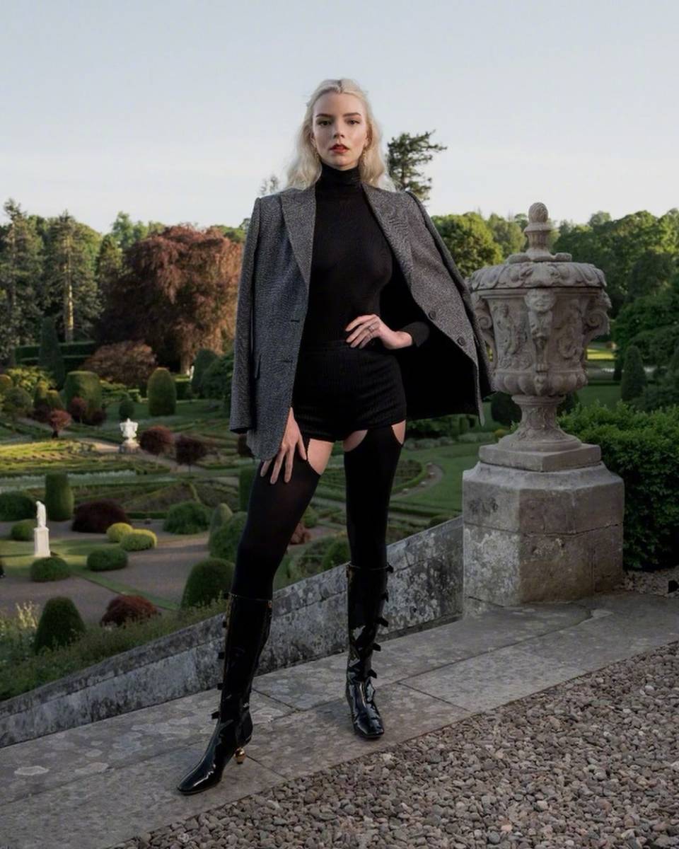 安雅泰勒乔伊穿西装外套搭黑丝高跟鞋性感优雅