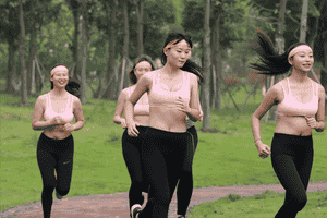 臭宝螺蛳粉被曝吃出脚趾甲、烟头等异物：消费者