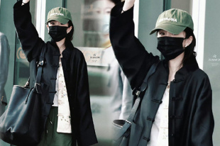 孟子义穿抹胸似千金名媛赵露思穿泳装戏水皮肤白皙,嘟嘴比耶俏皮灵动