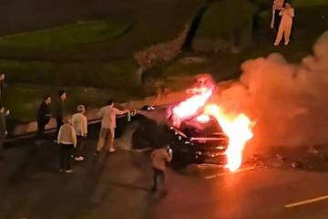 小米SU7失控翻滚起火：路人救援打不开车门 