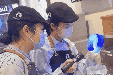 瑞幸店员用奶油枪对嘴喂食同事：想想都恶心