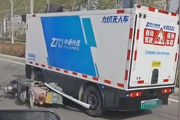 中通快递无人快递车拖行电动车：一路“浑然不知
