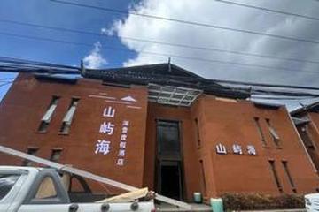 女子称入住泸沽湖景区酒店被员工刷卡进房猥亵 