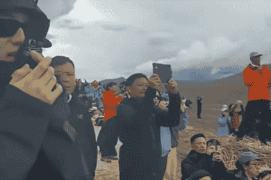 始祖鸟高原放烟花引争议：专家称生态修复“破坏