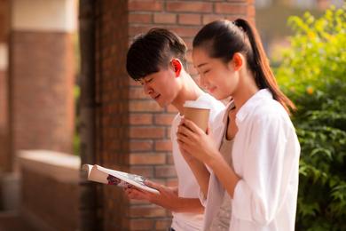 女子假期外出"闪亨"充电宝在家自爆：品牌方"漫威斯"经营异常