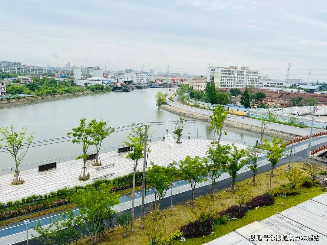 从康宁苑一侧的房间,可以一览蕰藻浜的风貌,透过窗看河水静静流淌