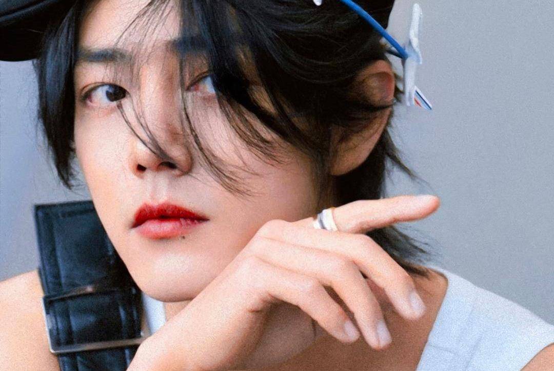 原创是去工作不是去走秀!肖战路透曝光,包裹严密,又是同一件衣服!