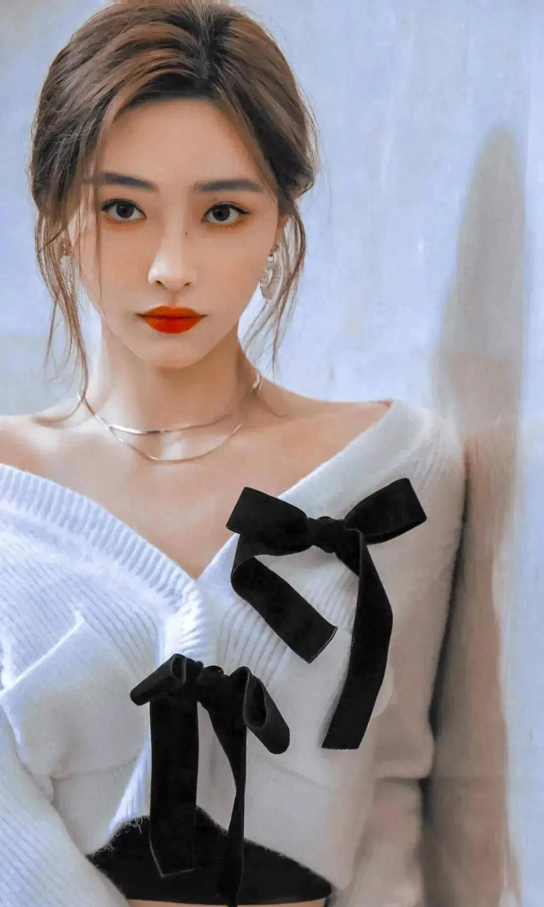 许佳琪惊艳亮相!蓝发细高跟造型引爆时尚圈!_魅力_高跟鞋_风格