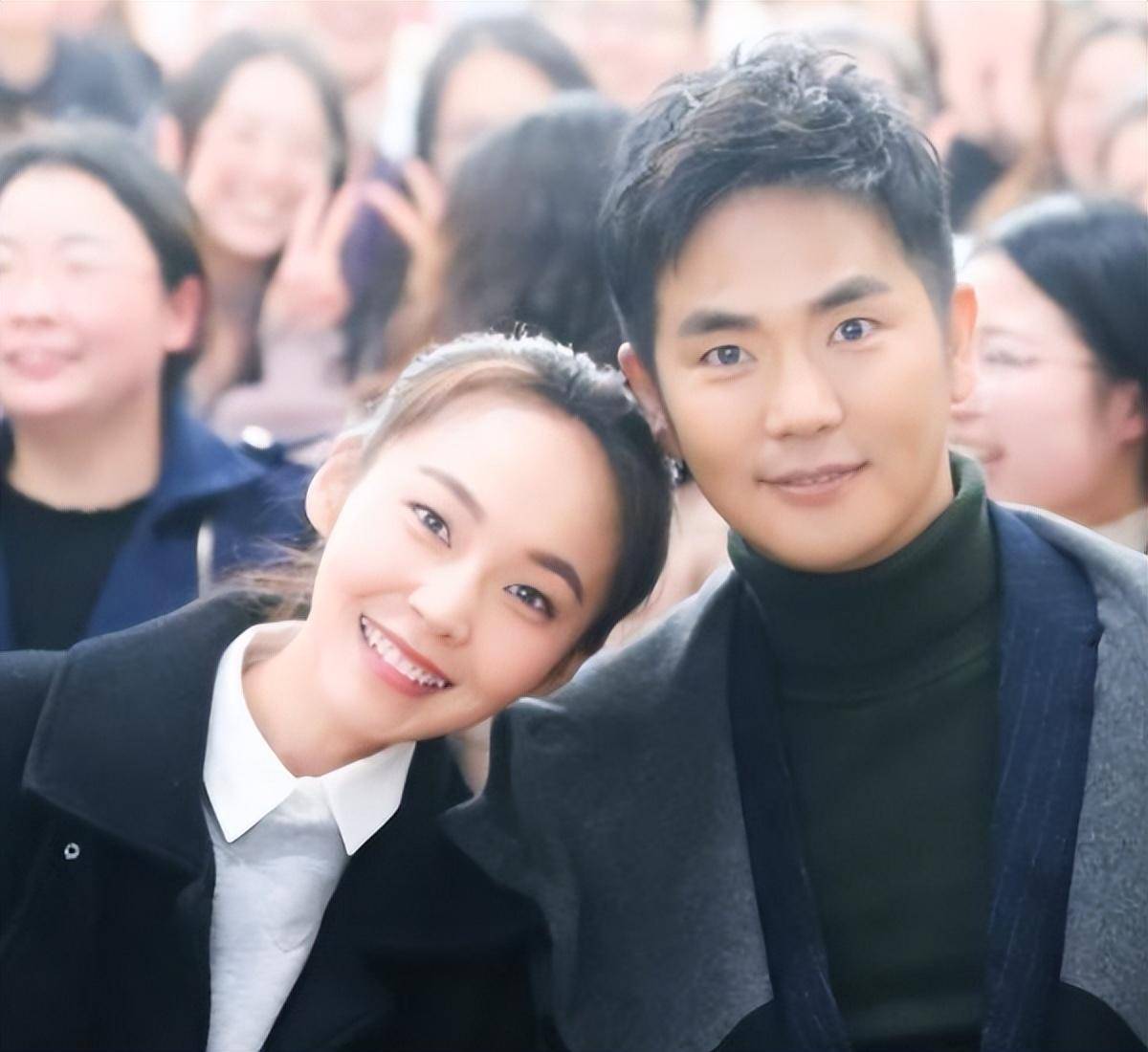 她从小跟随舅舅长大,张晓龙对她的教导,使张佳宁走上现在的地位_给予