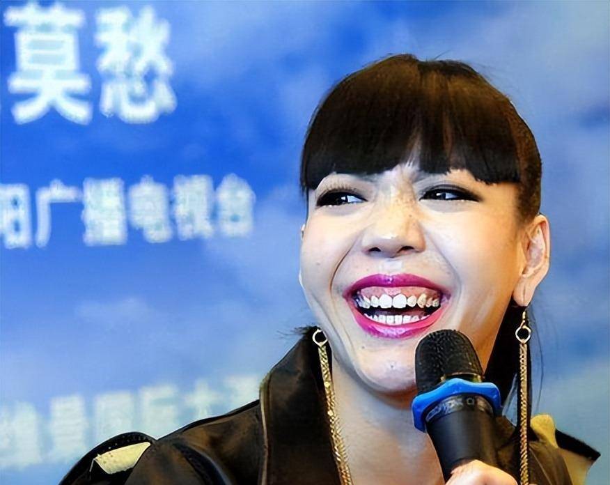 从出道时红得发紫,到县城商演,消失3年,吴莫愁败在哪里了?