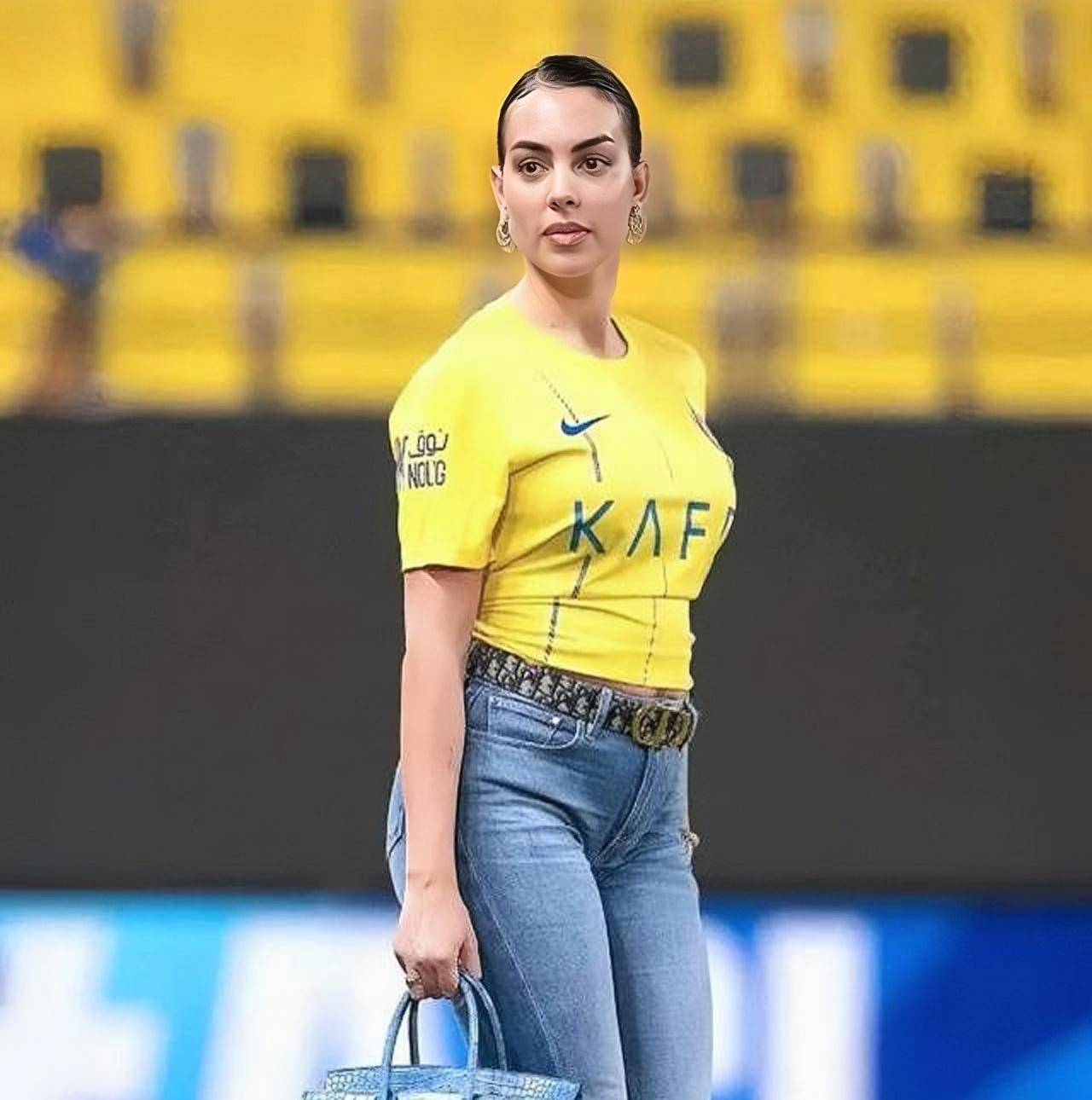 c罗女友遭曝光,乔治娜身穿利雅得胜利球衣太时尚,网友:太大了!