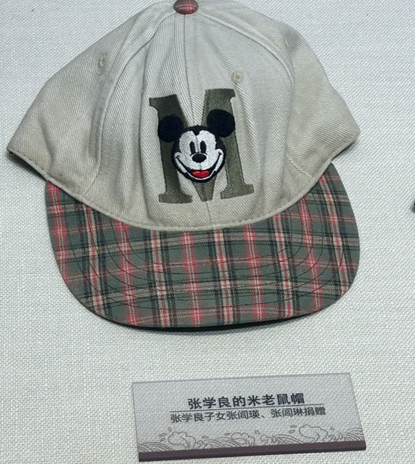 米奇帽子8915米奇烛台8915热衷于收藏米老鼠的各类周边.