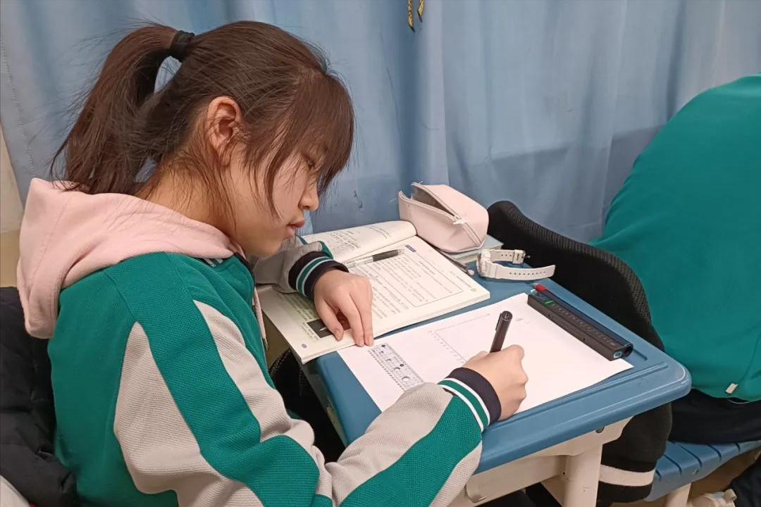 智笔课堂及时反馈学情△ 平板教学实现课堂实时互动△ 智学网大