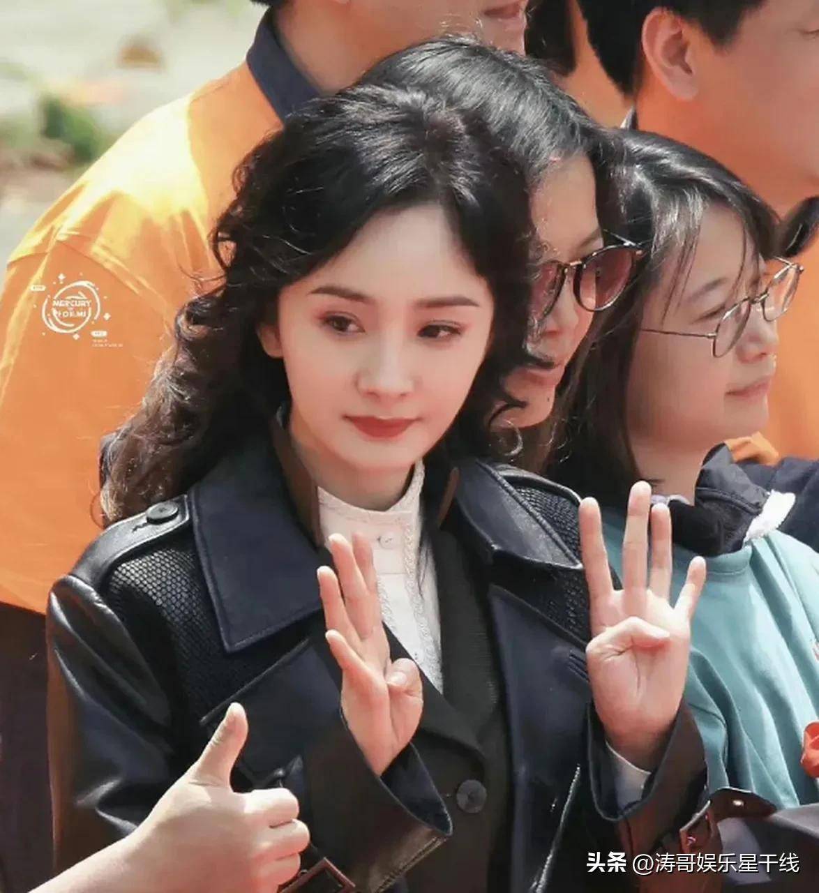 杨幂新剧路透照,网友惊呼:特务造型也美的不要不要的_黑色_形象_表演