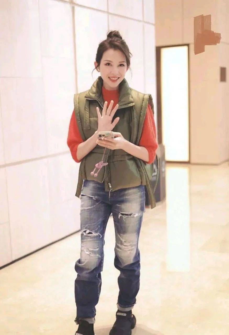 都跟素人合影,47岁林心如比50岁蔡少芬更像阿姨,一个自然真实一个疯狂