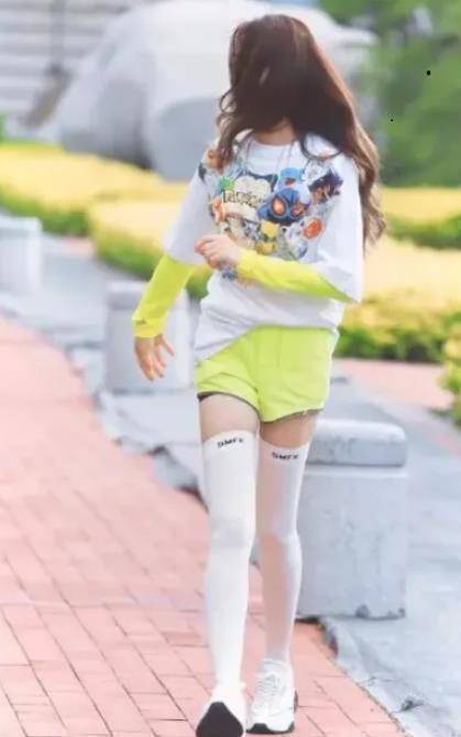 当她跨开腿走路的那一刻,男生全沸腾了_杨幂_长筒袜子_女神