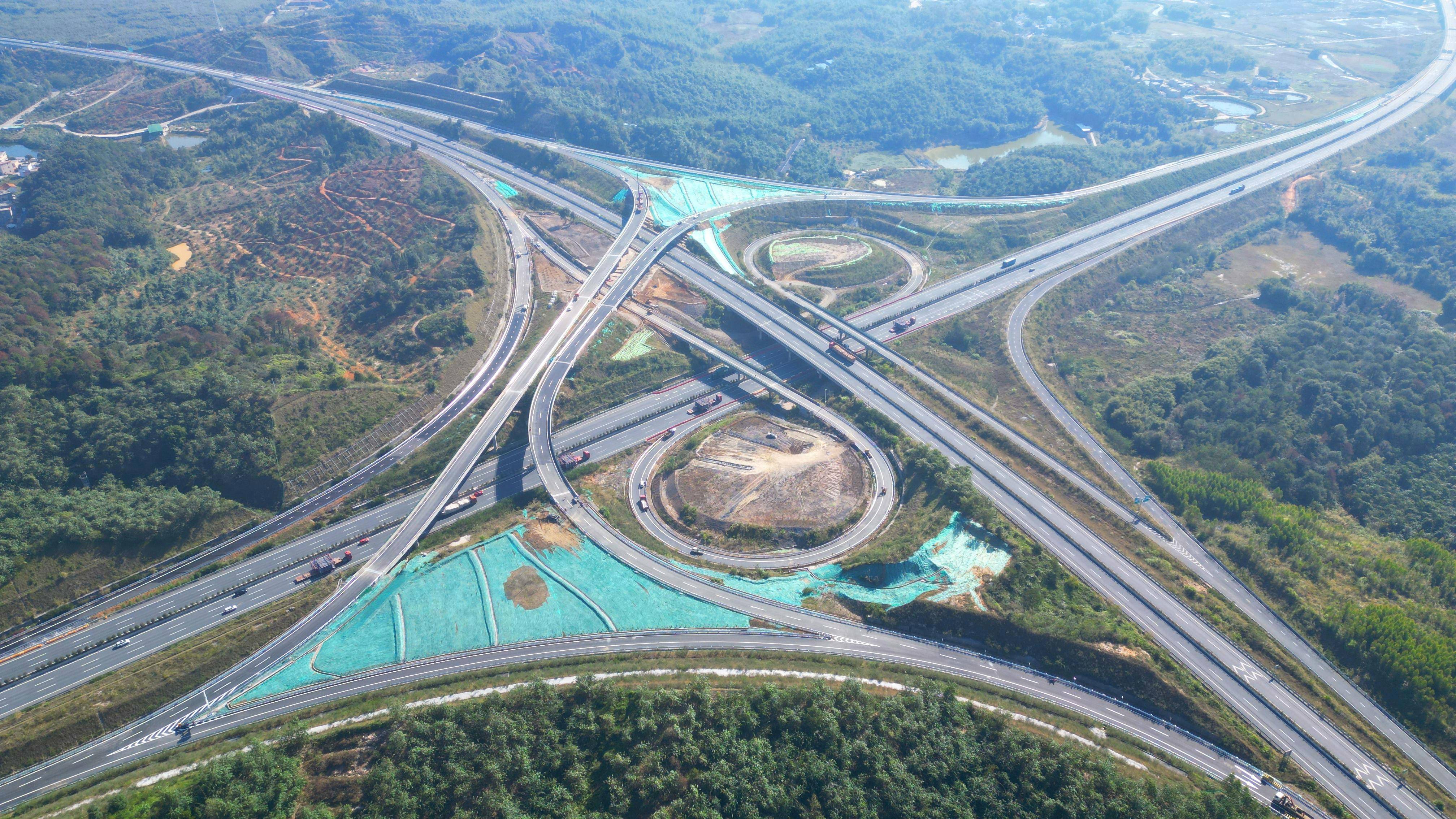 广连与汕昆高速在英德小湾实现互联互通_施工_枢纽_高速公路