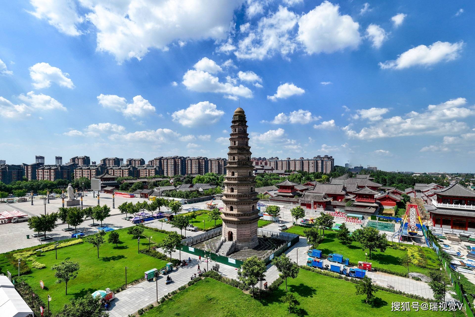 9月16日,河南省滑县上官镇陶家村豫北菊花基地,花农正在管理即将出圃