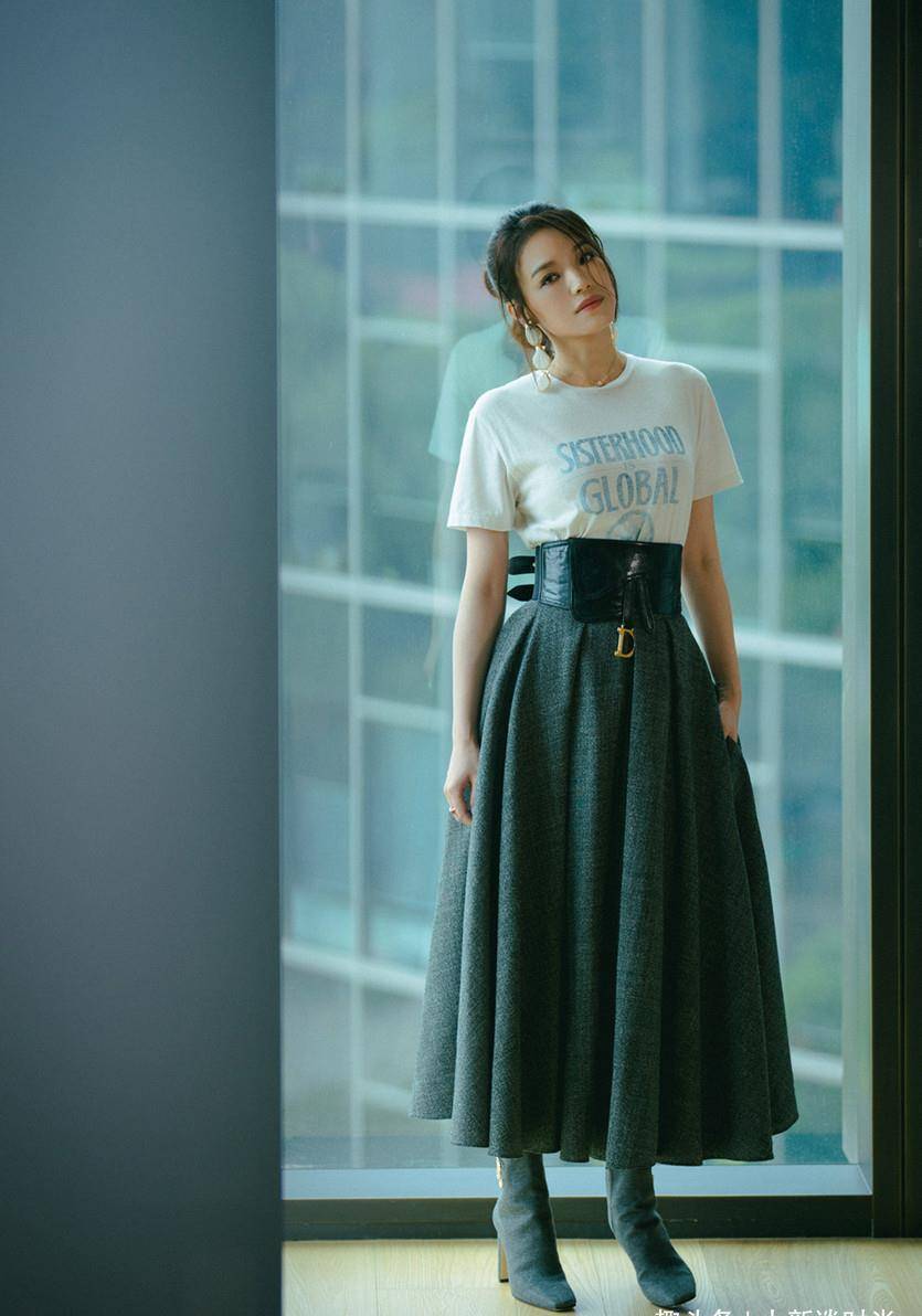 穿搭方向,那就是穿着一些较为鲜艳且具有潮流感的服装,例如像舒淇的这