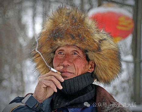 而平民则常常戴着毡帽,军帽和棉帽等,既实用又经济