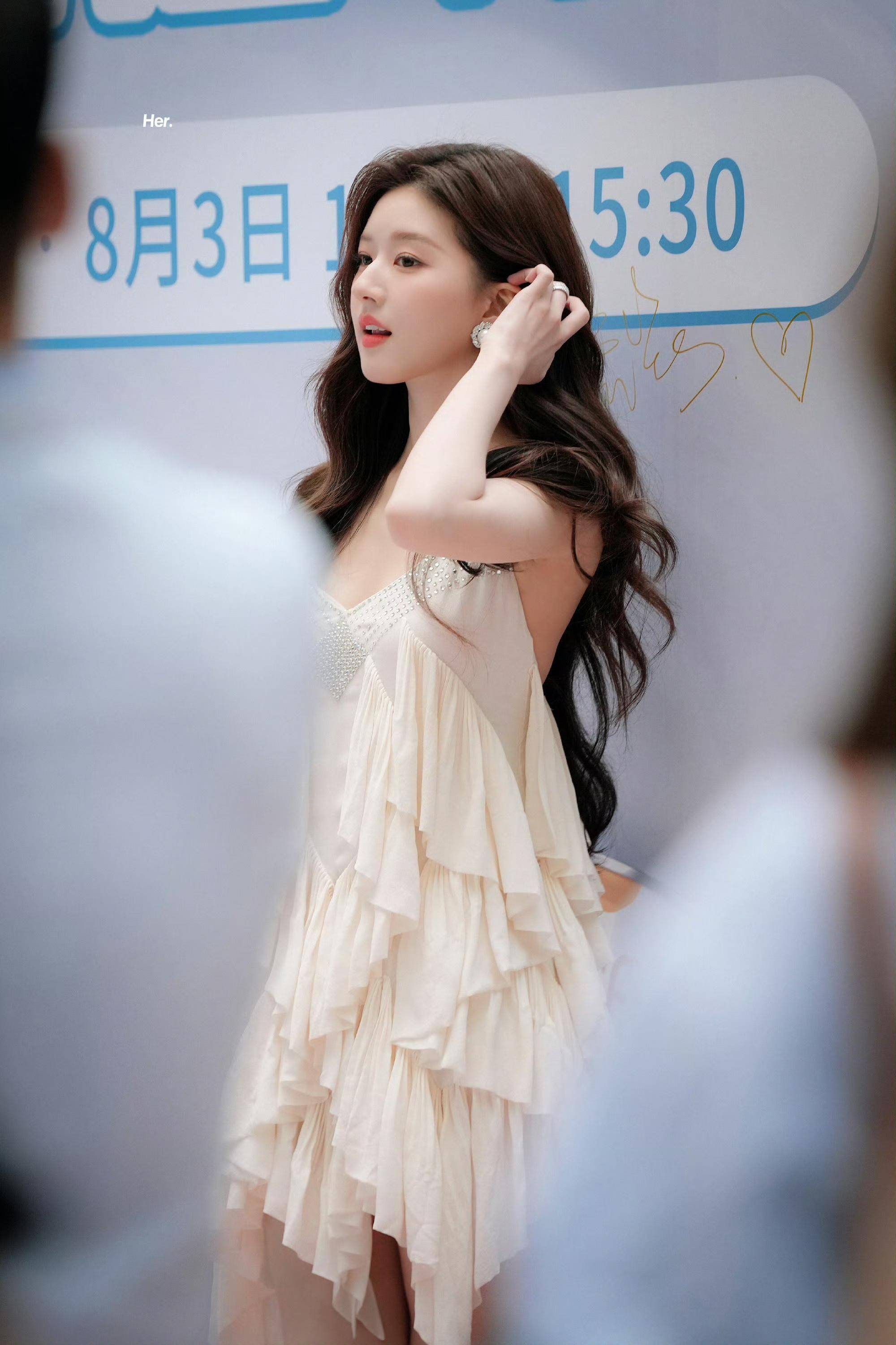 赵露思出席上海,白色"水母裙"完美无瑕,魅力如刘亦菲_裙子_活动_设计