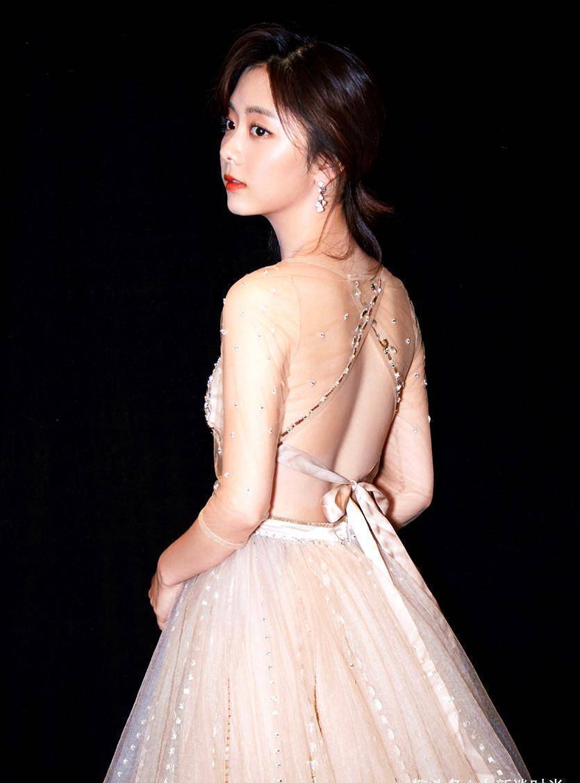 别看谭松韵人小,打扮起来气质照样惊艳,身高162也能美得出众!