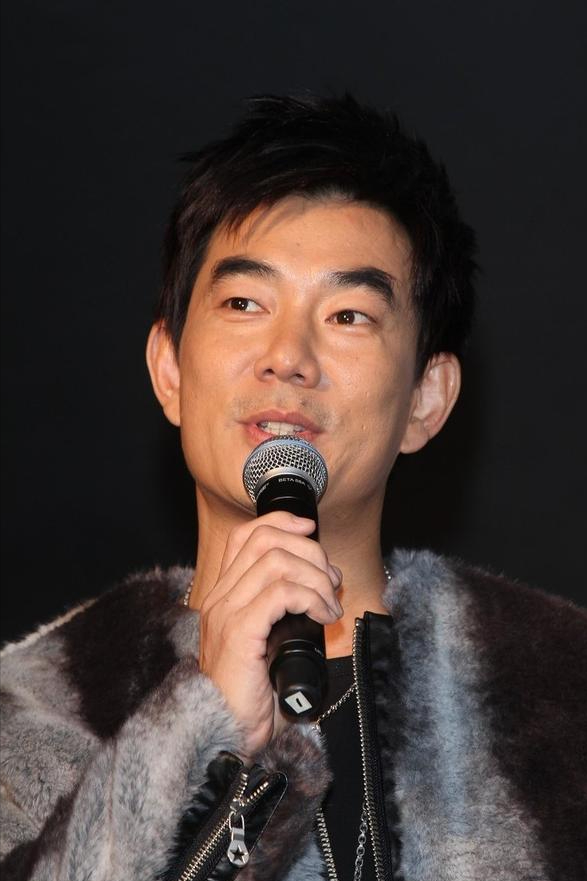 采访的时候,他说:"我不是绝世好男人,我只不过是尽到自己的本分.