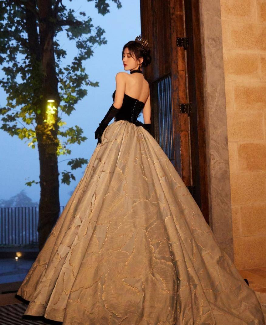 的鞠婧祎还被大家发现,不知道什么时候,她竟然有了如此优秀的直角肩