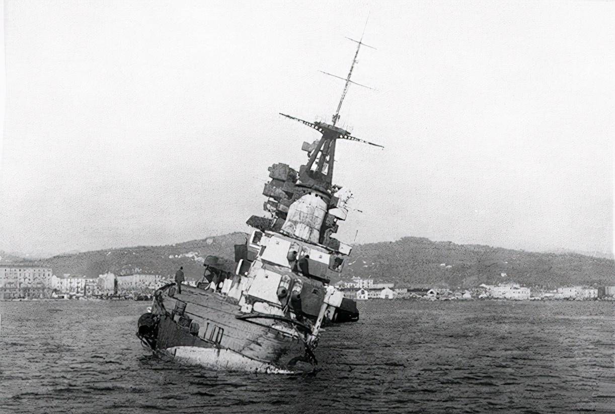 和2艘驅逐艦被擊沉,另有一艘巡洋艦遭重創,旗艦維內託號也被魚雷重創