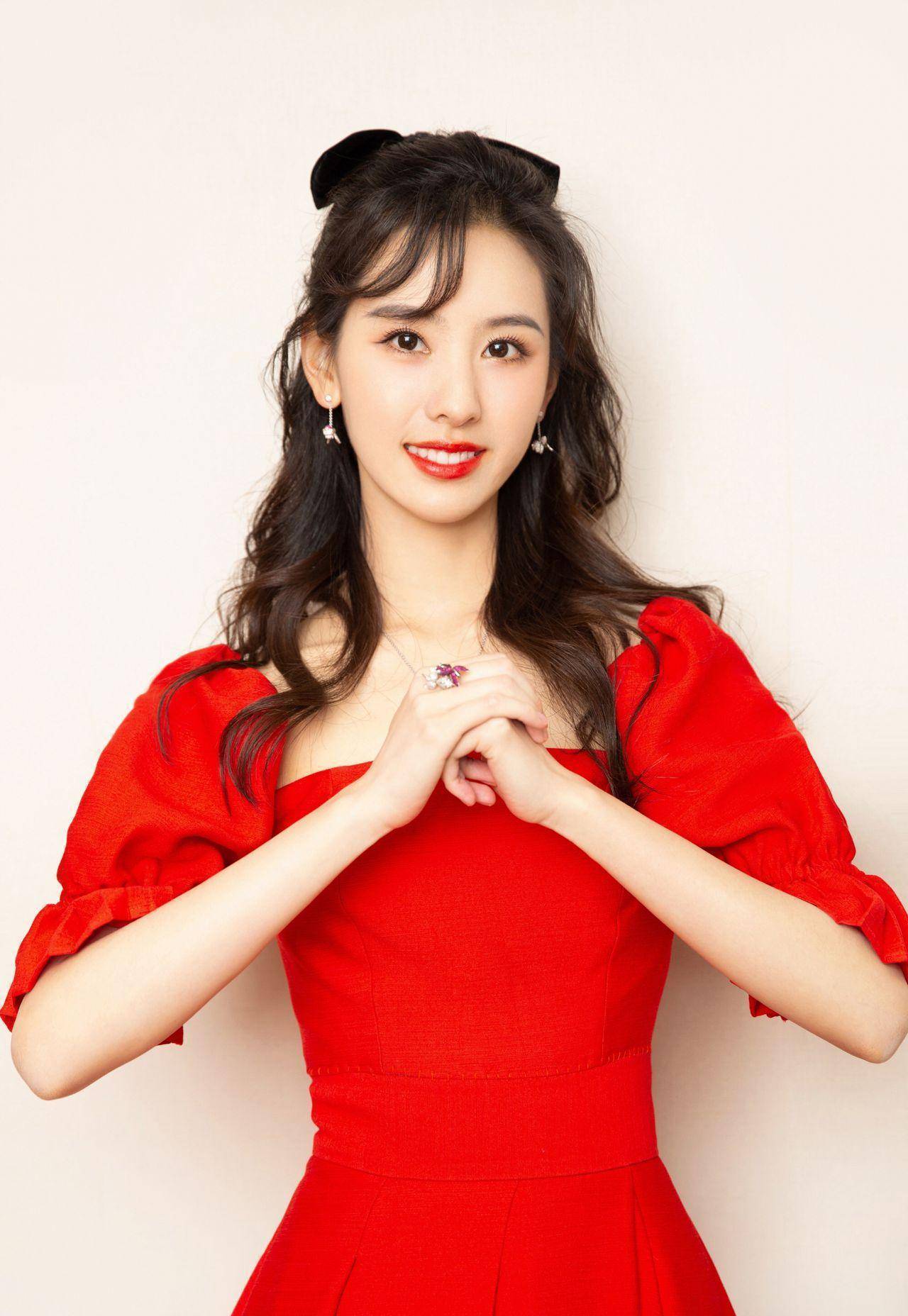 复工小可爱说喜欢陈都灵的小红裙,这就给您安排上!_风格_的设计_红色