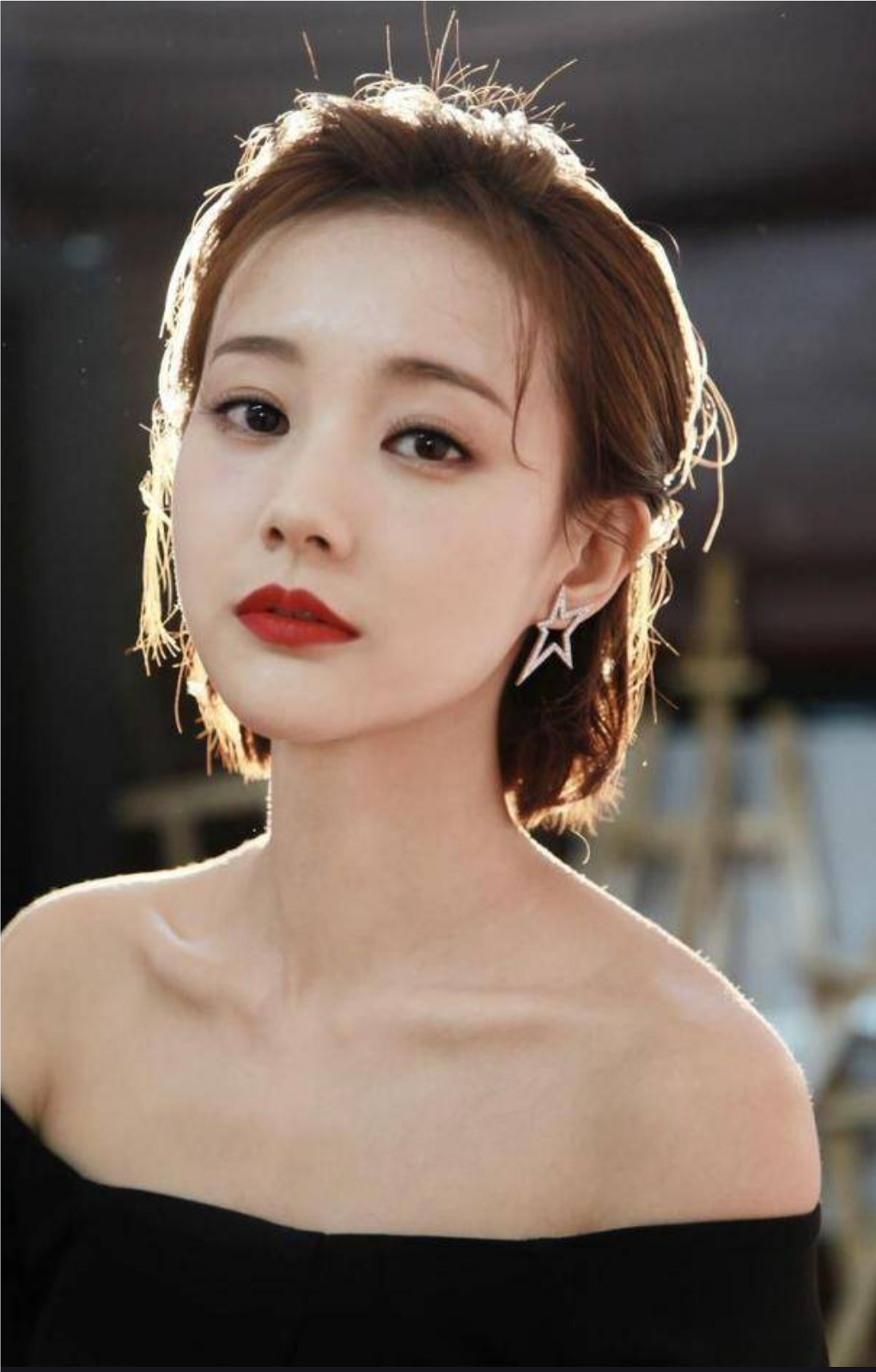 李一桐和毕雯珺又被狗仔拍到了,这次是住在同一个小区,恋情疑云再起.