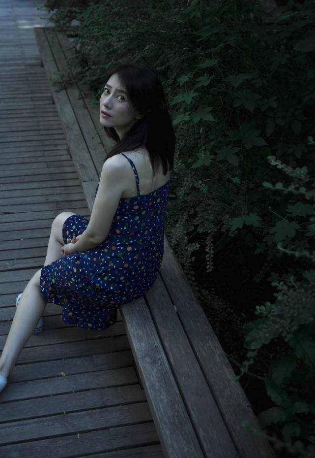 高圆圆生娃后气质不减,一袭碎花裙少女感十足,一颦一笑仍旧妩媚动人