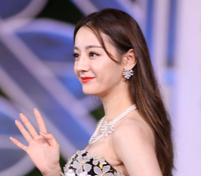 不仅忘记修镜子里杨幂的身形,让她平白腰粗肩宽了一个度,胳膊粗的实在