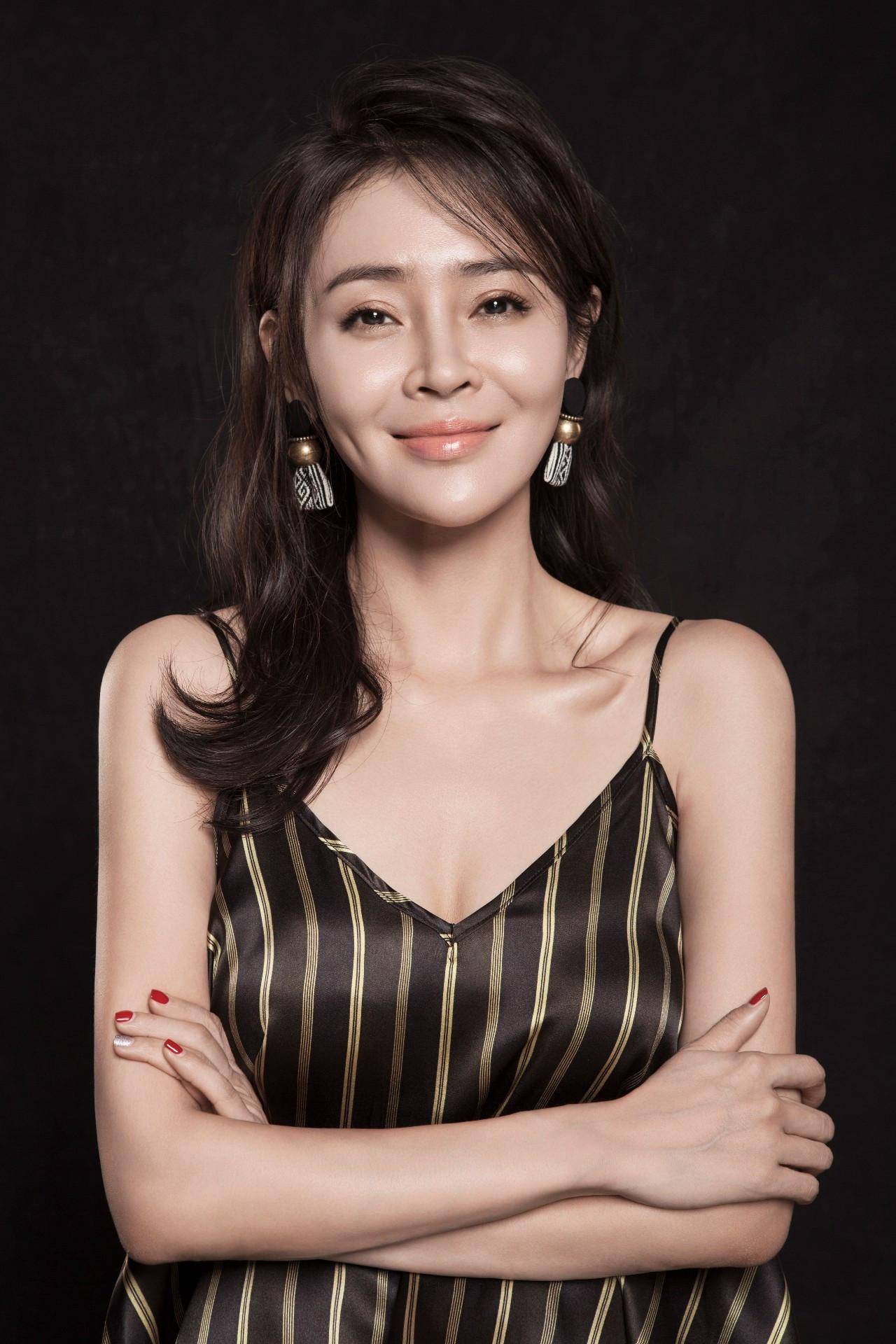 演员于明加:结婚13年只生孩子不做饭,男子一家人把她宠成宝_胡俊_家庭